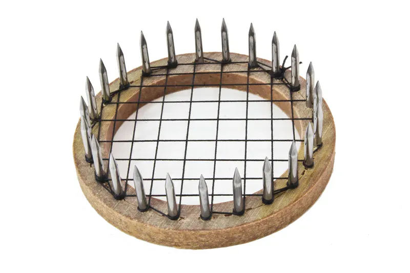 A press in cage for queen marking